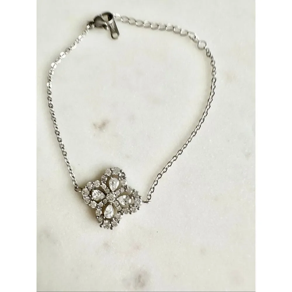 Four leaf clover cubic zirconia dainty bracelet